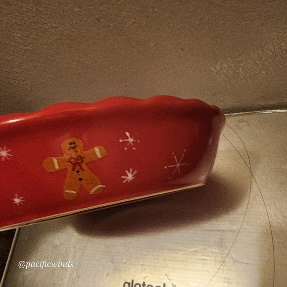 10" Red Gingerbread Pie Dish - Picture 5 of 8
